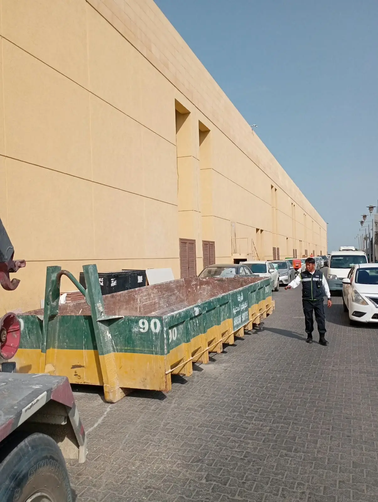 حاوية أنقاض بجانب مبنى تجاري